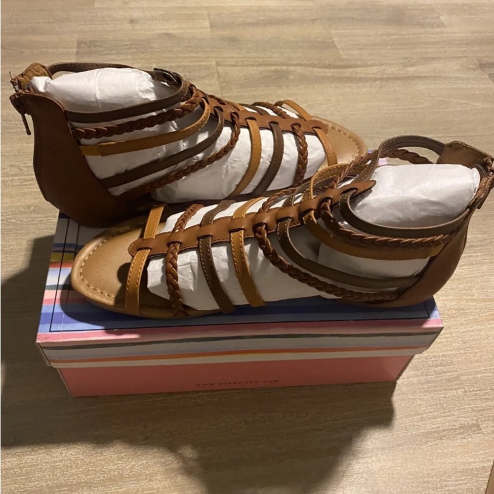 girl’s MIA tan strappy flat sandals size NIB size 5